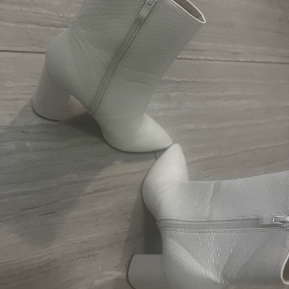 White detailed boots - Picture 3 of 4
